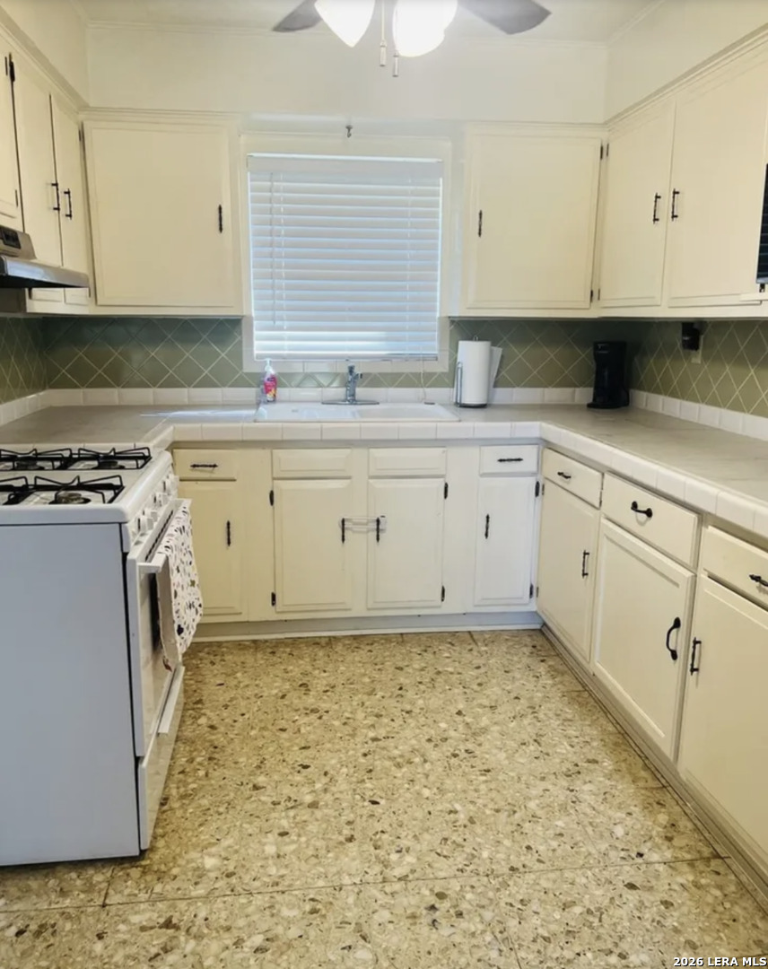 305 E Hugo Street Dilley TX 78017