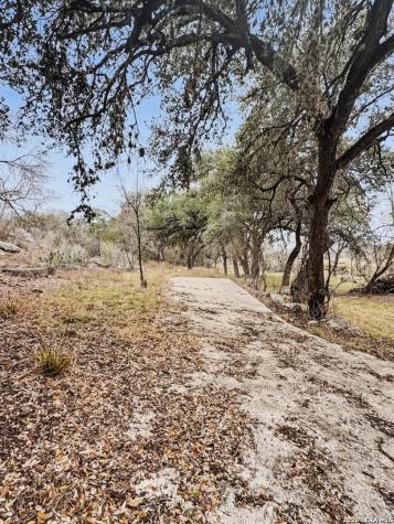 1372 N Lakeshore Bandera TX 78003