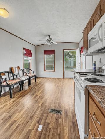 1372 N Lakeshore Bandera TX 78003