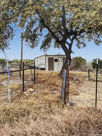 1372 N Lakeshore Bandera TX 78003