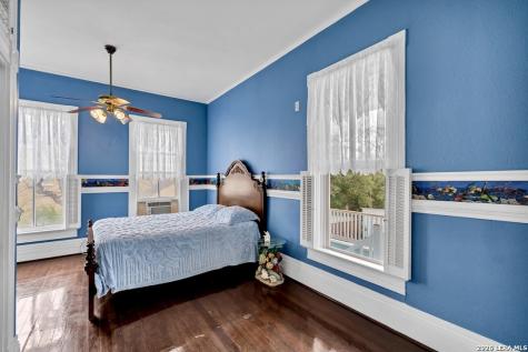 705 E Guenther San Antonio TX 78210