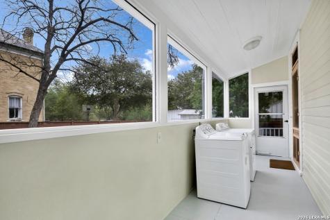 705 E Guenther San Antonio TX 78210