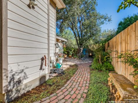 16 Pembroke Lane San Antonio TX 78240