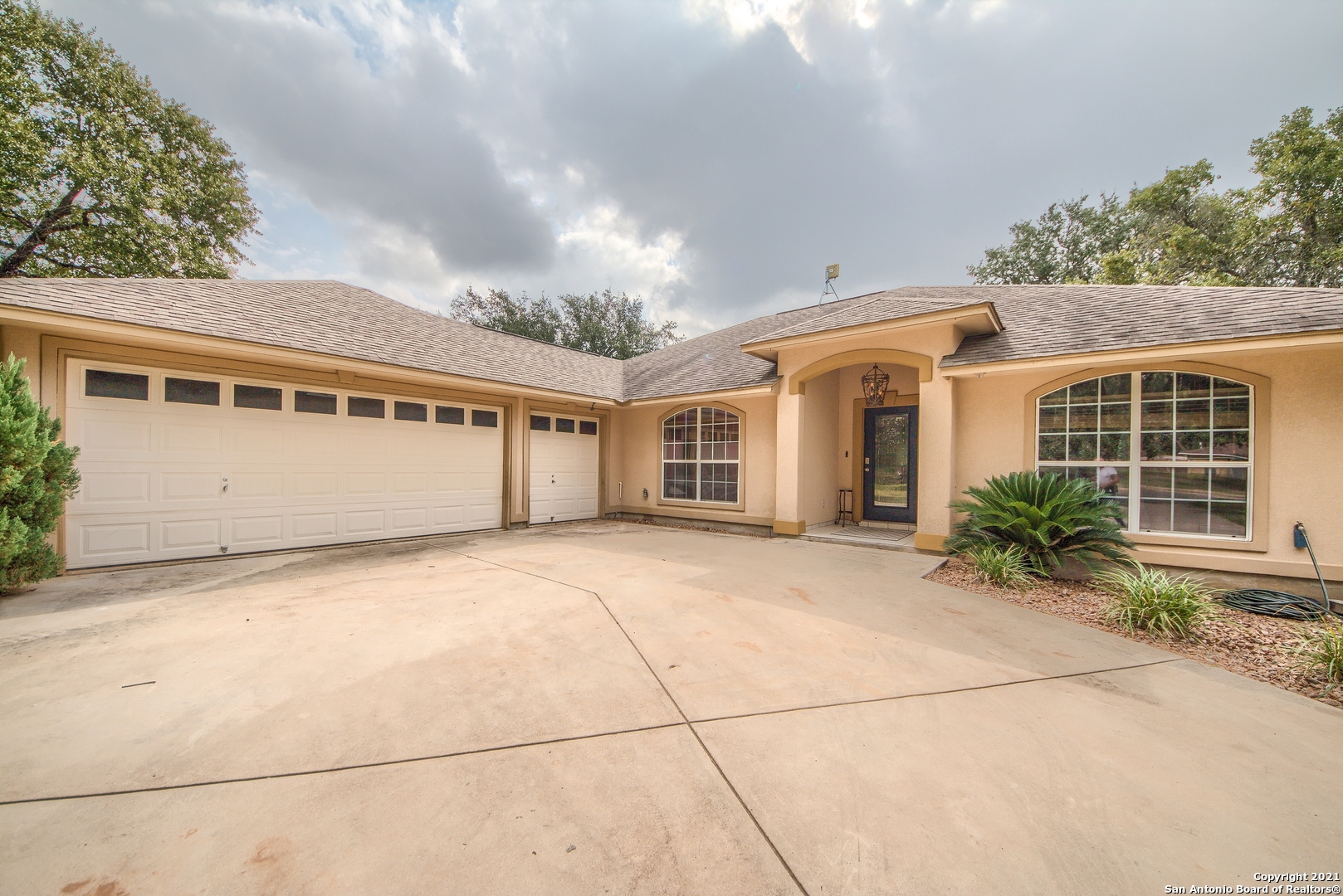 510 Jack Nickolaus Drive Devine TX 78016