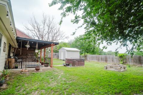 523 Woodlake Drive Mcqueeney TX 78123