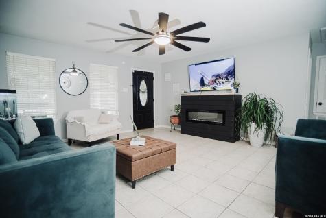 523 Woodlake Drive Mcqueeney TX 78123