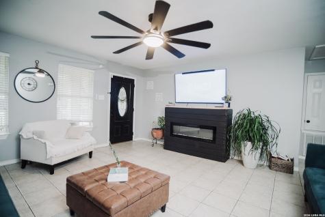523 Woodlake Drive Mcqueeney TX 78123