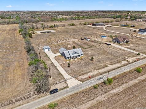 1005 County Road 678 Natalia TX 78059