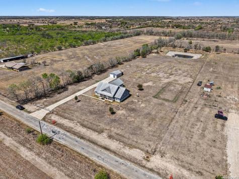 1005 County Road 678 Natalia TX 78059