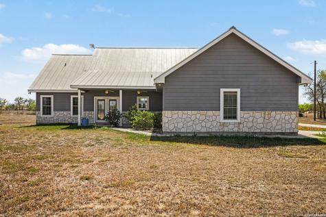 1005 County Road 678 Natalia TX 78059