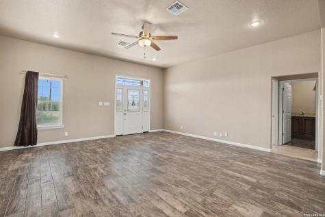1005 County Road 678 Natalia TX 78059