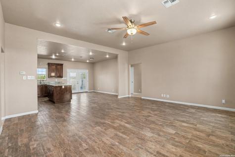 1005 County Road 678 Natalia TX 78059