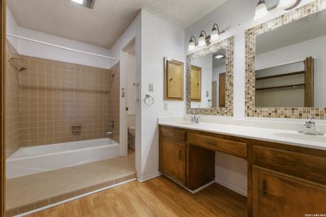 4322 Center Oak Woods San Antonio TX 78249
