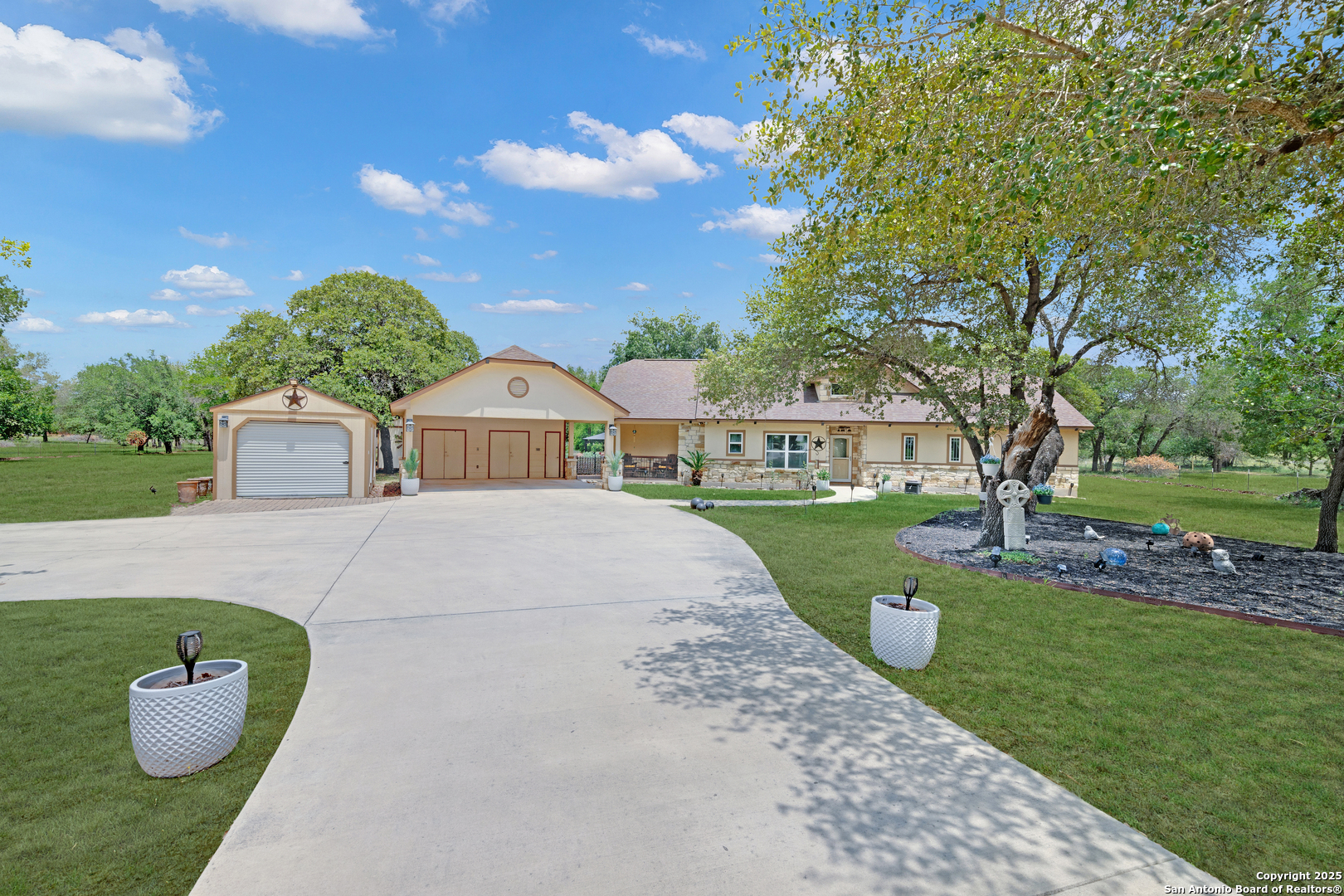221 County Road 6874 Natalia TX 78059