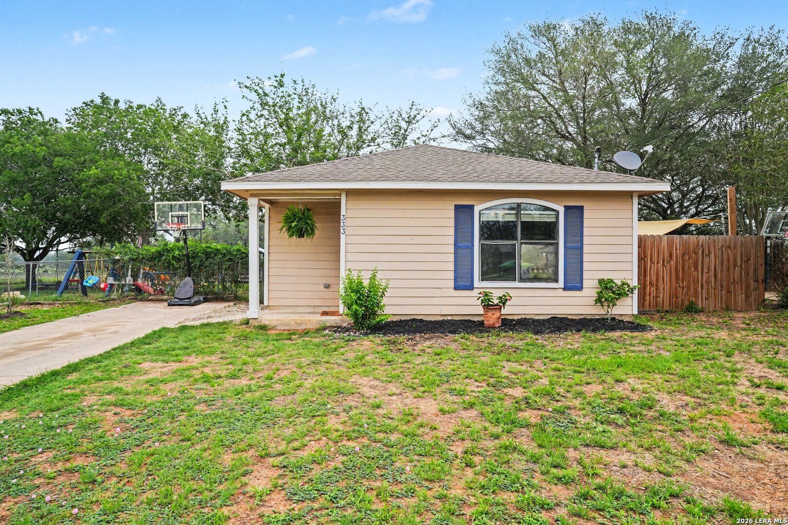 333 Wildrose Drive Floresville TX 78114