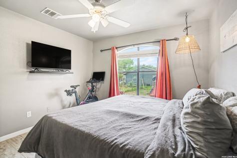 333 Wildrose Drive Floresville TX 78114