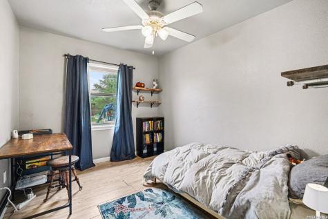 333 Wildrose Drive Floresville TX 78114