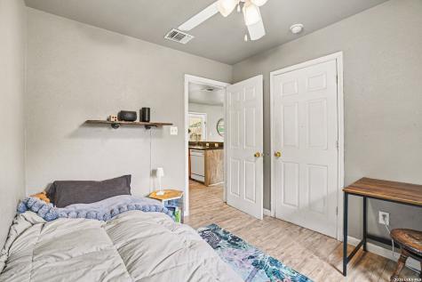 333 Wildrose Drive Floresville TX 78114