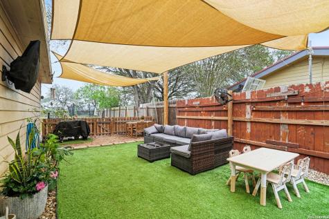 333 Wildrose Drive Floresville TX 78114