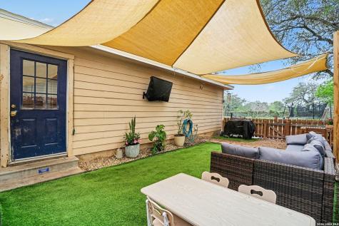 333 Wildrose Drive Floresville TX 78114