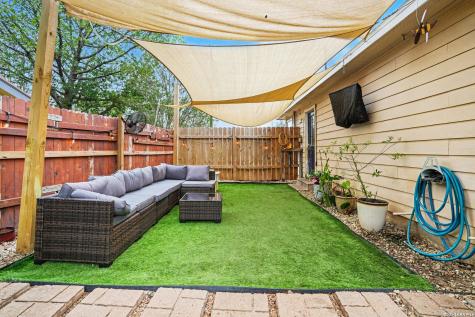 333 Wildrose Drive Floresville TX 78114