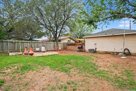 333 Wildrose Drive Floresville TX 78114