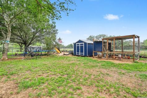 333 Wildrose Drive Floresville TX 78114