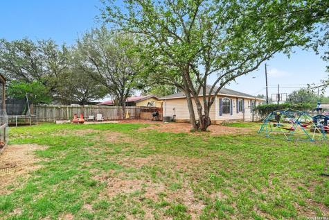333 Wildrose Drive Floresville TX 78114