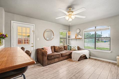 333 Wildrose Drive Floresville TX 78114
