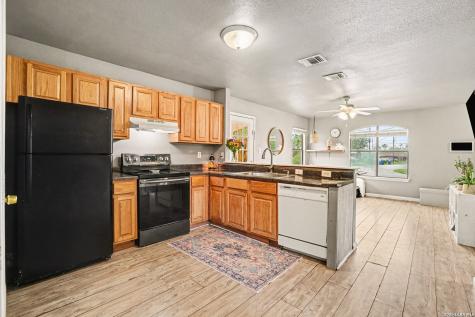 333 Wildrose Drive Floresville TX 78114
