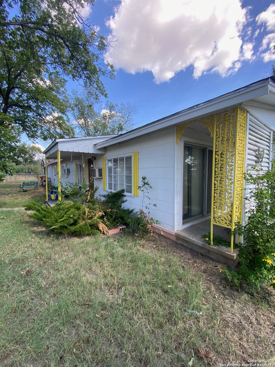 516 W Dunlap Sabinal TX 78881
