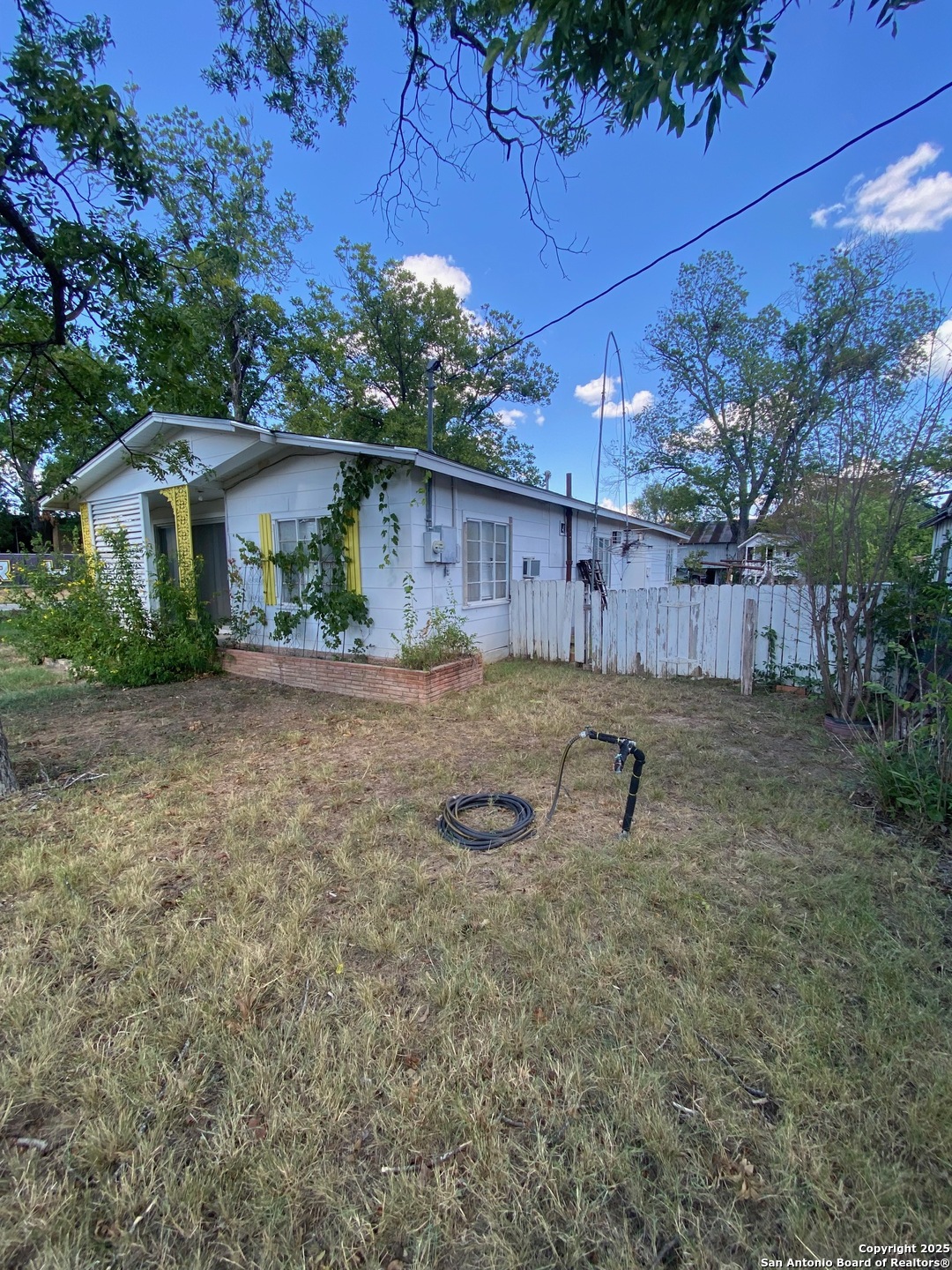 516 W Dunlap Sabinal TX 78881