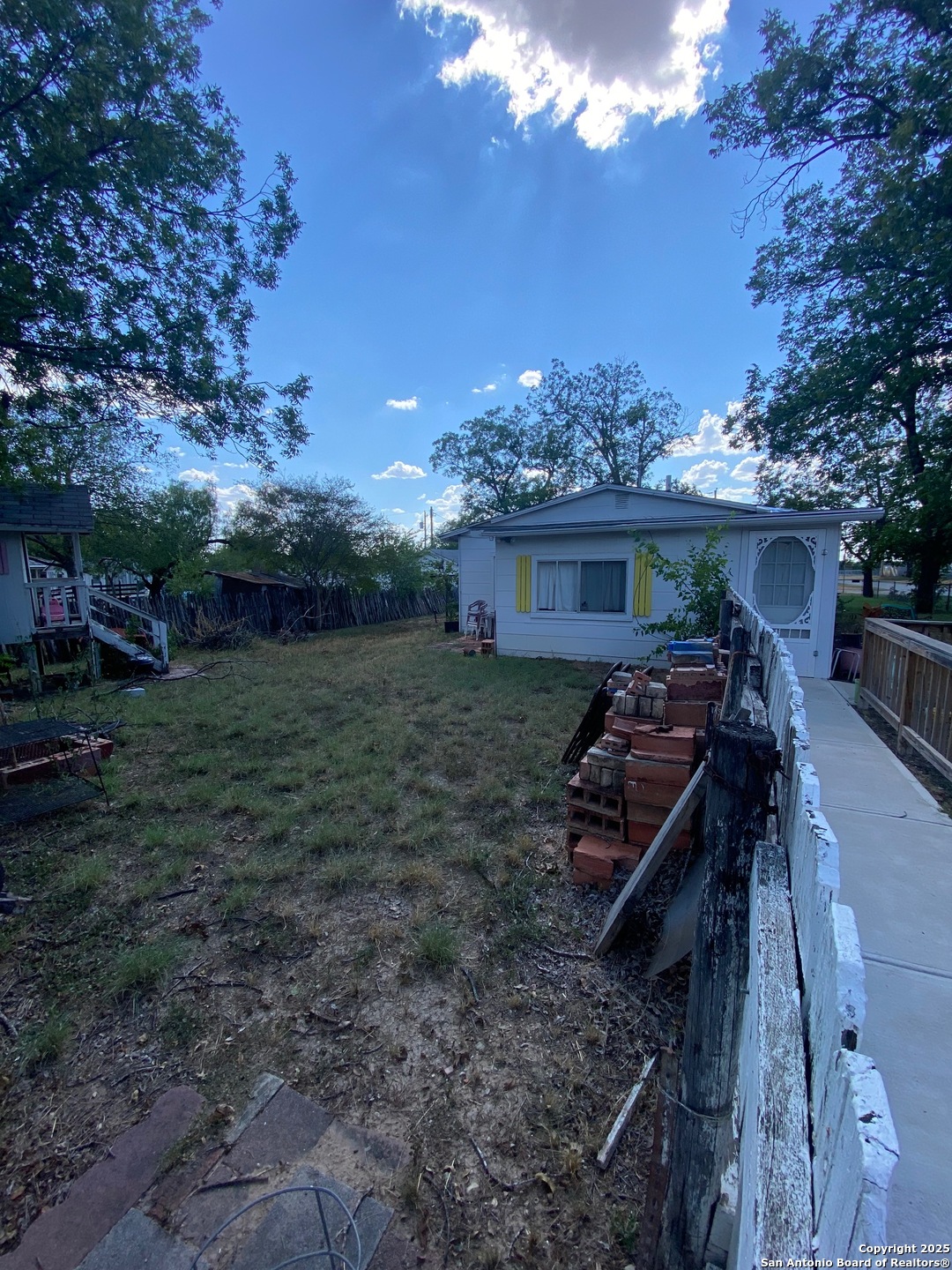 516 W Dunlap Sabinal TX 78881