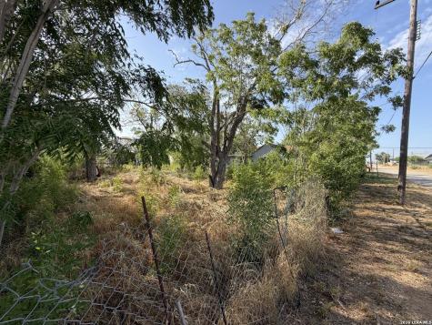 200 Sunrise Encinal TX 78019