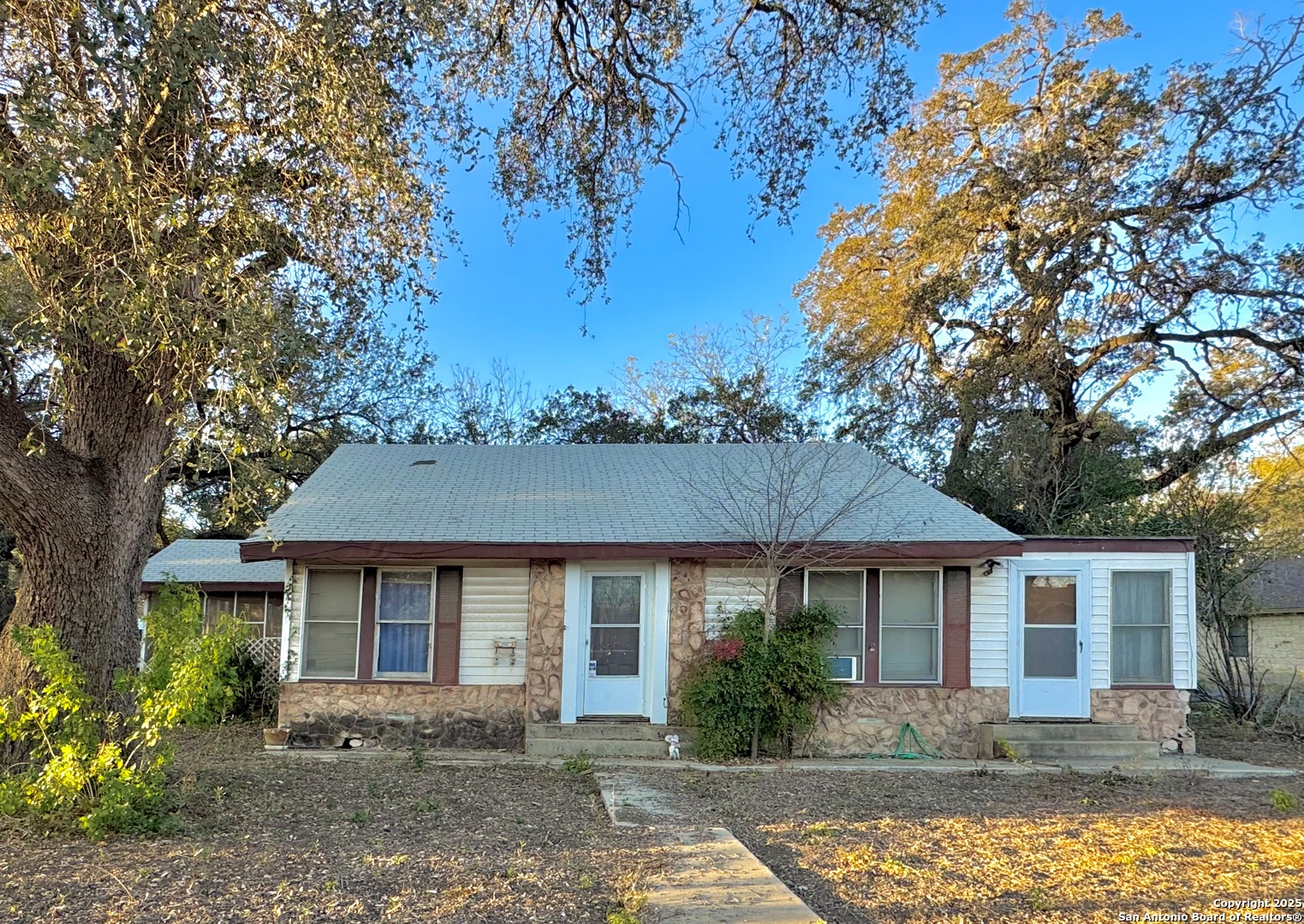 238 W Calera Street Uvalde TX 78801