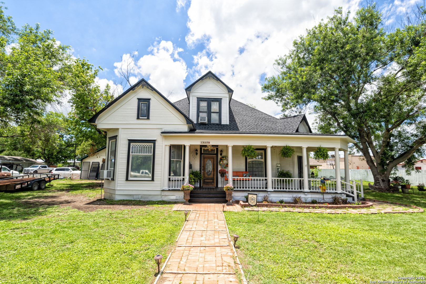 1908 Avenue P Hondo TX 78861