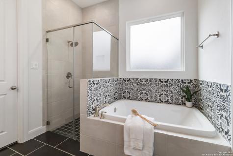 145 W Magnolia La Vernia TX 78121