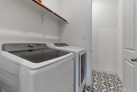 145 W Magnolia La Vernia TX 78121