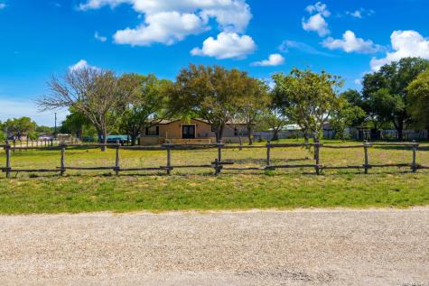 205 Creekview Floresville TX 78114