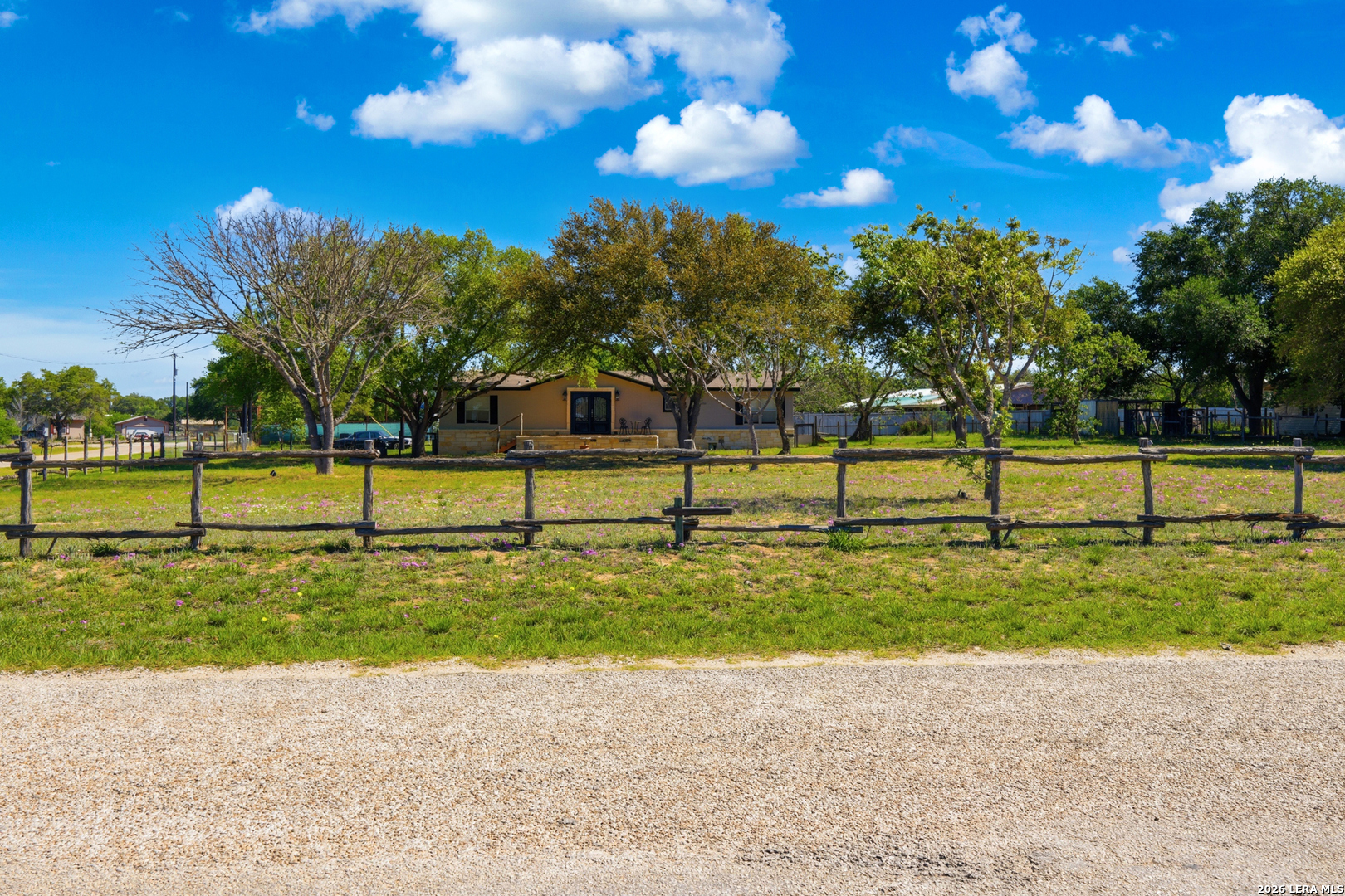 205 Creekview Floresville TX 78114