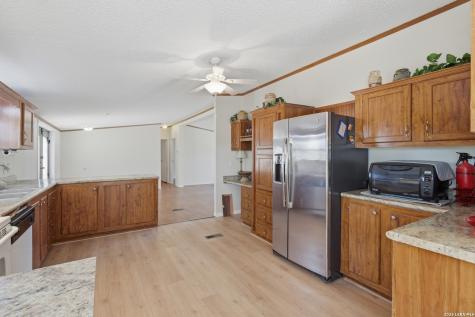 205 Creekview Floresville TX 78114