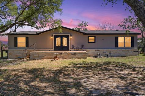 205 Creekview Floresville TX 78114