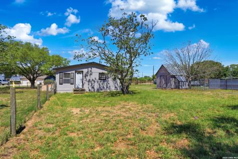 205 Creekview Floresville TX 78114