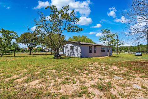 205 Creekview Floresville TX 78114