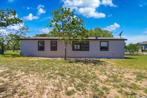 205 Creekview Floresville TX 78114