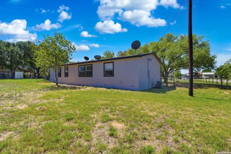 205 Creekview Floresville TX 78114
