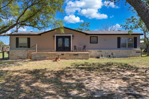 205 Creekview Floresville TX 78114