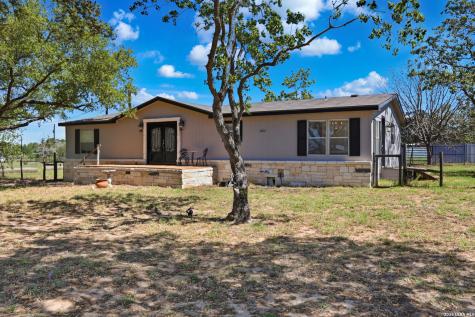 205 Creekview Floresville TX 78114