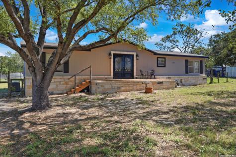 205 Creekview Floresville TX 78114