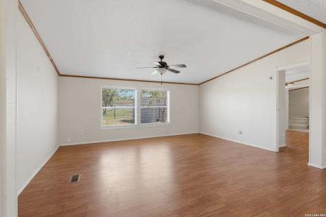 205 Creekview Floresville TX 78114